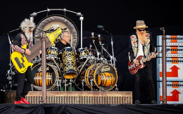 Byavisen: ZZ Top opptrer på Tons of Rock i Oslo 2024. Fra venstre: Elwood Francis, Frank Beard, Billy Gibbons. Foto By Birgit Fostervold, Wikimedia.
